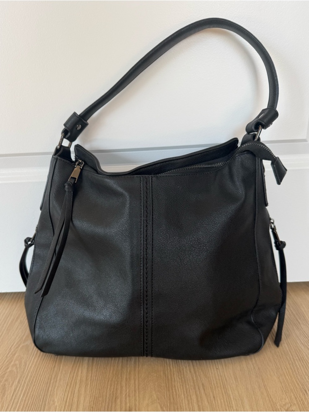 Everyday Black Leather Shoulder Bag with Zip Closure